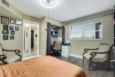 3755 Via Poinciana Greenacres FL 33467