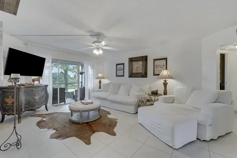 3755 Via Poinciana Greenacres FL 33467