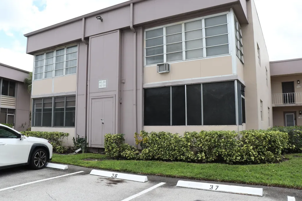 801 Flander Delray Beach FL 33484