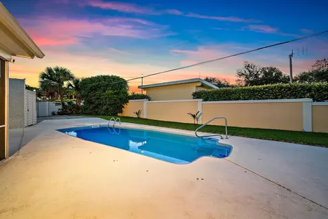 77 Holly Circle Tequesta FL 33469