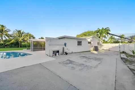 77 Holly Circle Tequesta FL 33469