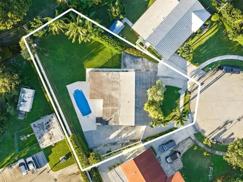 77 Holly Circle Tequesta FL 33469