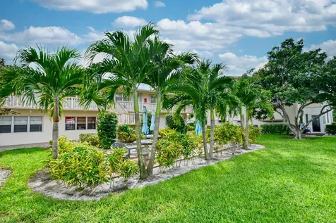 102 Coventry E West Palm Beach FL 33417