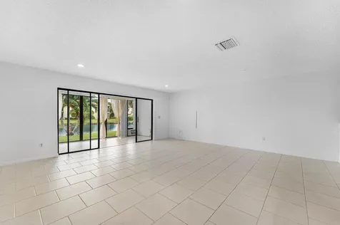 8566 Casa Del Lago Boca Raton FL 33433