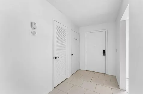 8566 Casa Del Lago Boca Raton FL 33433