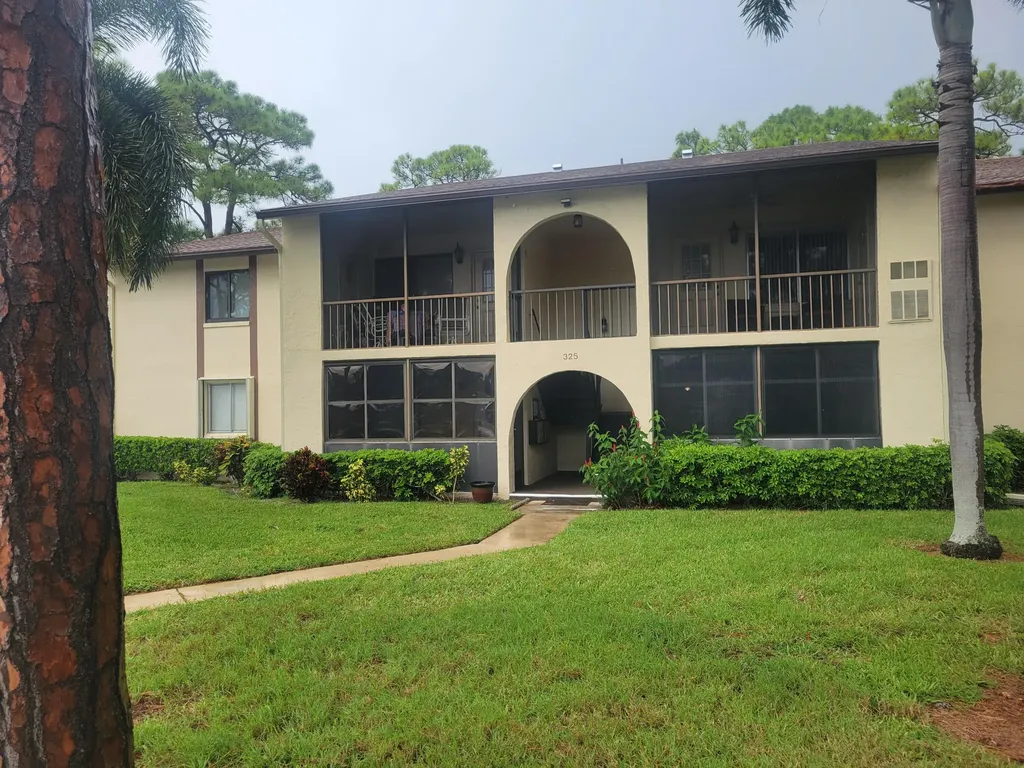 325 Knotty Pine Circle Greenacres FL 33463