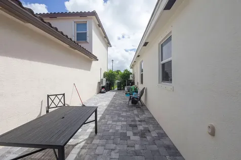8405 Nw Greenbank Circle Port Saint Lucie FL 34987