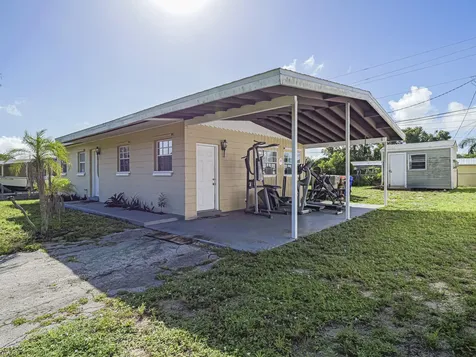 563 4th Place Vero Beach FL 32962