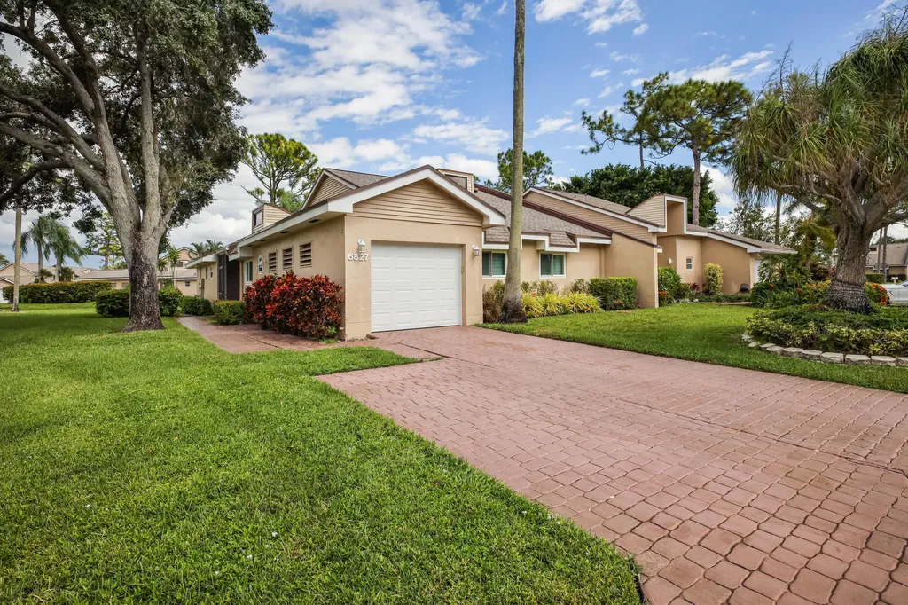 6827 Fountains Circle Lake Worth FL 33467