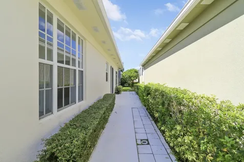 220 Nw Bentley Circle Port Saint Lucie FL 34986