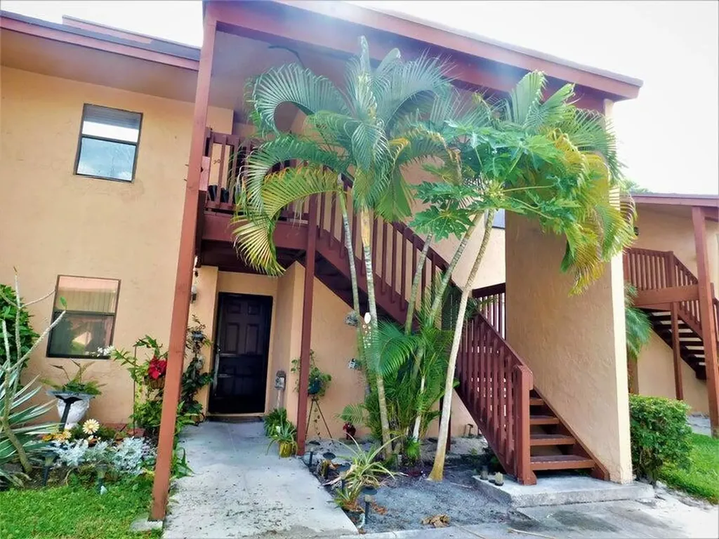 902 Lakeview Circle Royal Palm Beach FL 33411