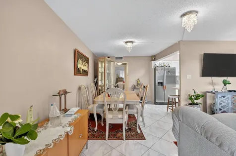 1069 Cornwall D Boca Raton FL 33434