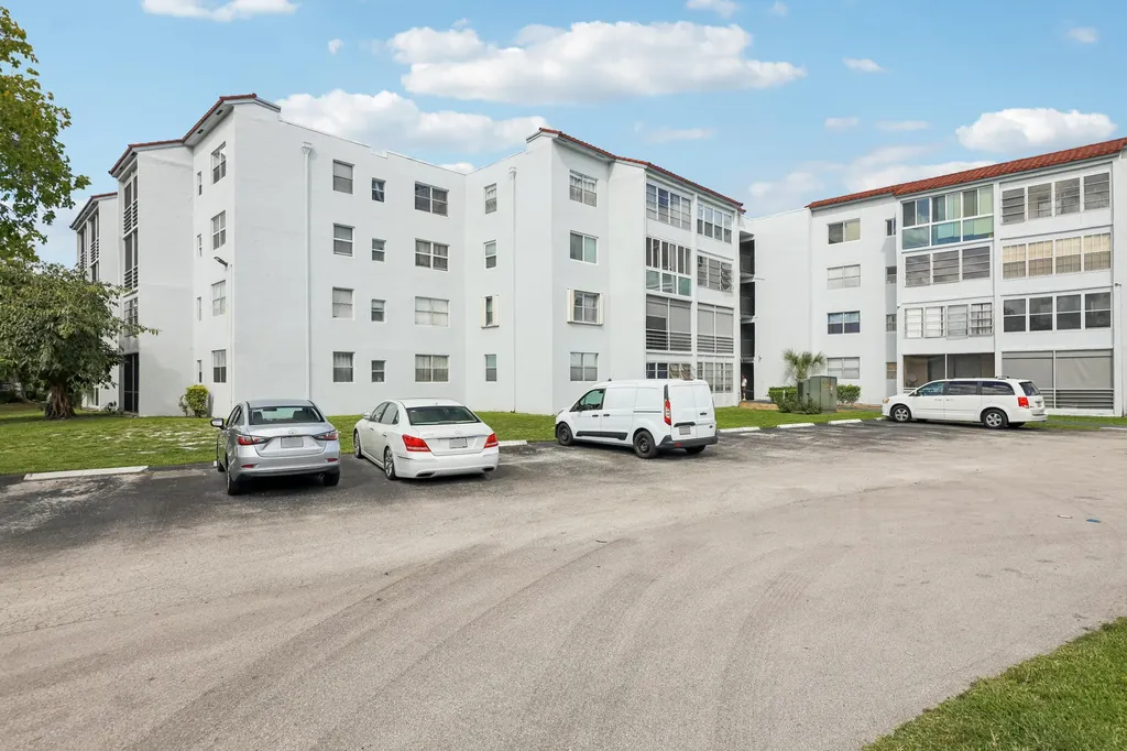 2860 Somerset Drive Lauderdale Lakes FL 33311
