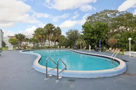 2860 Somerset Drive Lauderdale Lakes FL 33311