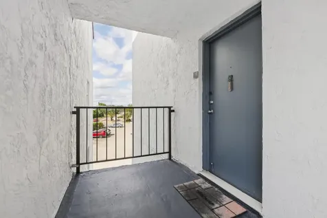 2860 Somerset Drive Lauderdale Lakes FL 33311