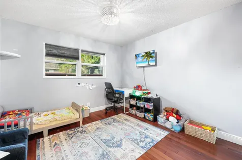 7527 Sw 7th Street North Lauderdale FL 33068