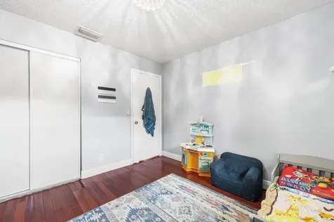 7527 Sw 7th Street North Lauderdale FL 33068
