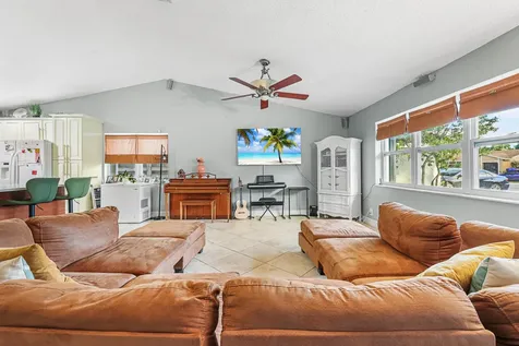 7527 Sw 7th Street North Lauderdale FL 33068