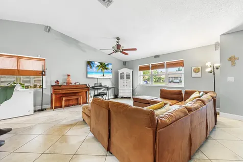7527 Sw 7th Street North Lauderdale FL 33068
