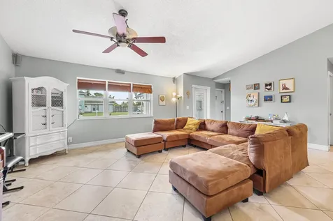 7527 Sw 7th Street North Lauderdale FL 33068