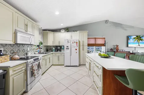 7527 Sw 7th Street North Lauderdale FL 33068