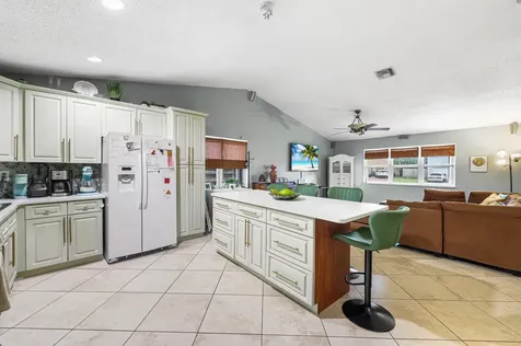 7527 Sw 7th Street North Lauderdale FL 33068