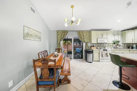 7527 Sw 7th Street North Lauderdale FL 33068