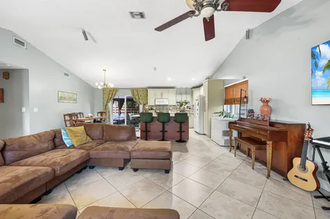 7527 Sw 7th Street North Lauderdale FL 33068