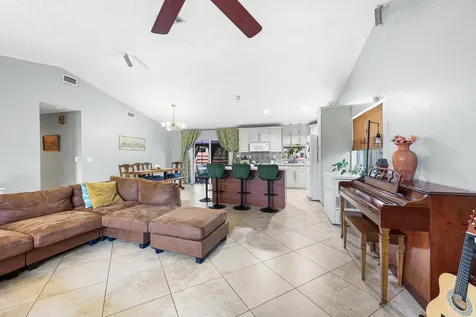 7527 Sw 7th Street North Lauderdale FL 33068