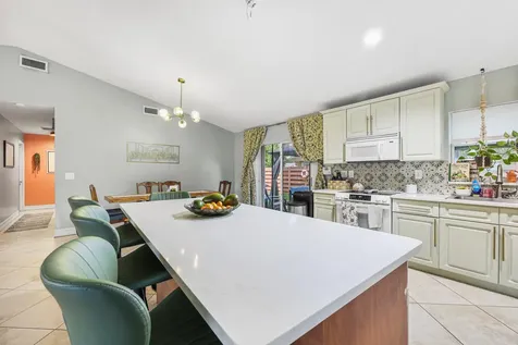7527 Sw 7th Street North Lauderdale FL 33068