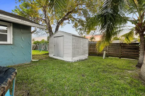 7527 Sw 7th Street North Lauderdale FL 33068