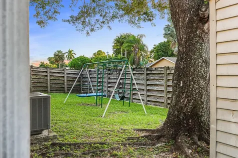 7527 Sw 7th Street North Lauderdale FL 33068