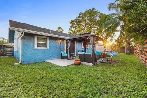 7527 Sw 7th Street North Lauderdale FL 33068