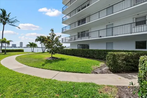 3040 Lake Shore Drive Riviera Beach FL 33404