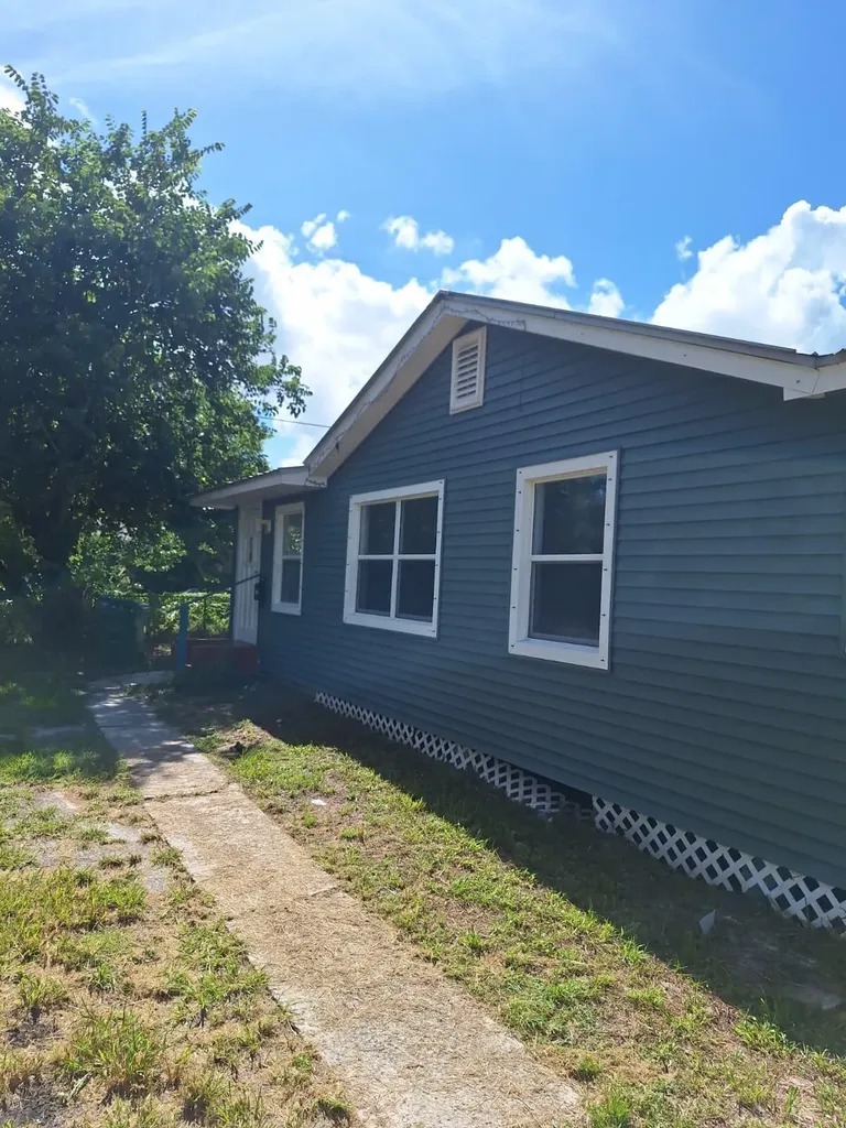 2107 S 34th Street Fort Pierce FL 34947