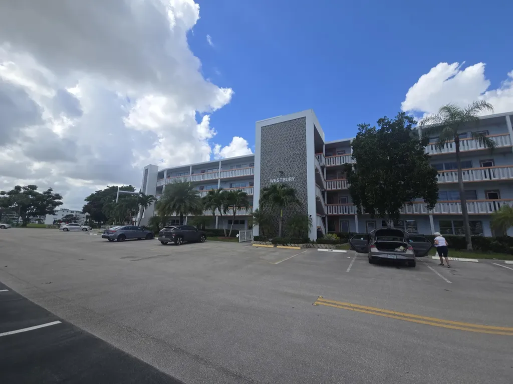 2010 Westbury F Deerfield Beach FL 33442