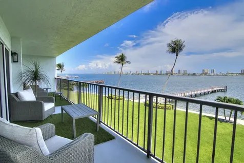 3040 Lake Shore Drive Riviera Beach FL 33404