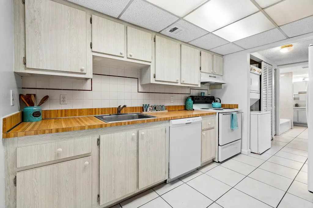 1876 Fairview Villas Drive Palm Springs FL 33406