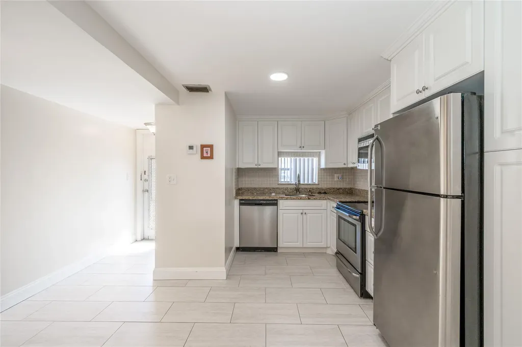 9523 S Hollybrook Lake Drive Pembroke Pines FL 33025