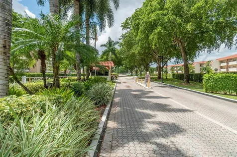 9523 S Hollybrook Lake Drive Pembroke Pines FL 33025