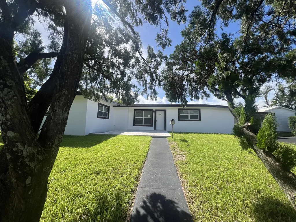 1319 Crest Drive Lake Worth Beach FL 33461