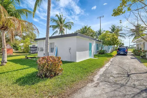 325 E Decarie Street Delray Beach FL 33444