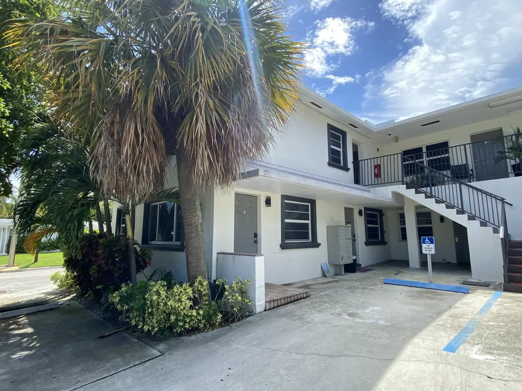 605 N Federal Highway Lake Worth Beach FL 33460