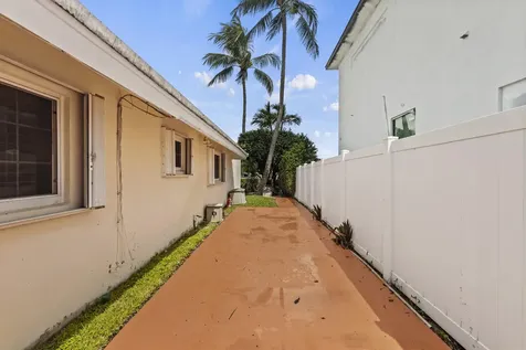 2741 Ne 8th Court Pompano Beach FL 33062