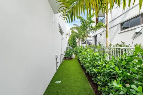 812 Palm Trail Delray Beach FL 33483