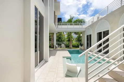 812 Palm Trail Delray Beach FL 33483