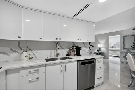 5225 Collins Avenue Miami Beach FL 33140
