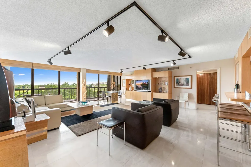 2480 Presidential Way West Palm Beach FL 33401