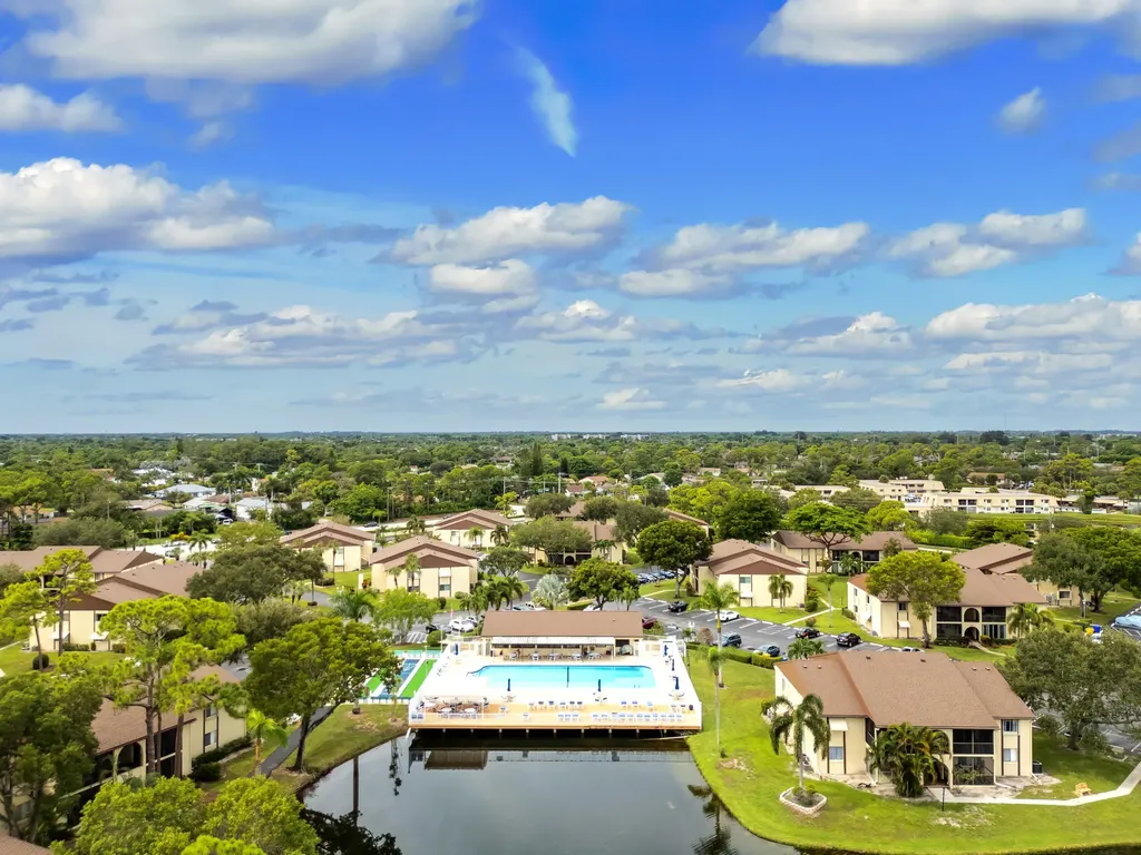 122 Lake Pine Circle Greenacres FL 33463