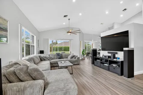 6900 Cairnwell Drive Boynton Beach FL 33472